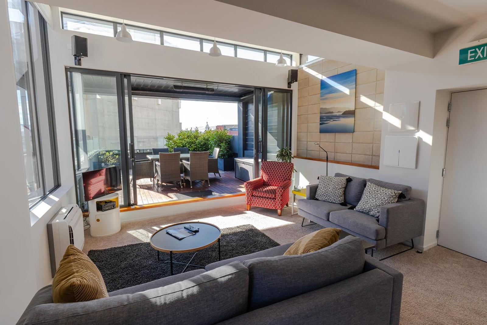 Deluxe Inner-City Apartment On Moray 但尼丁 外观 照片