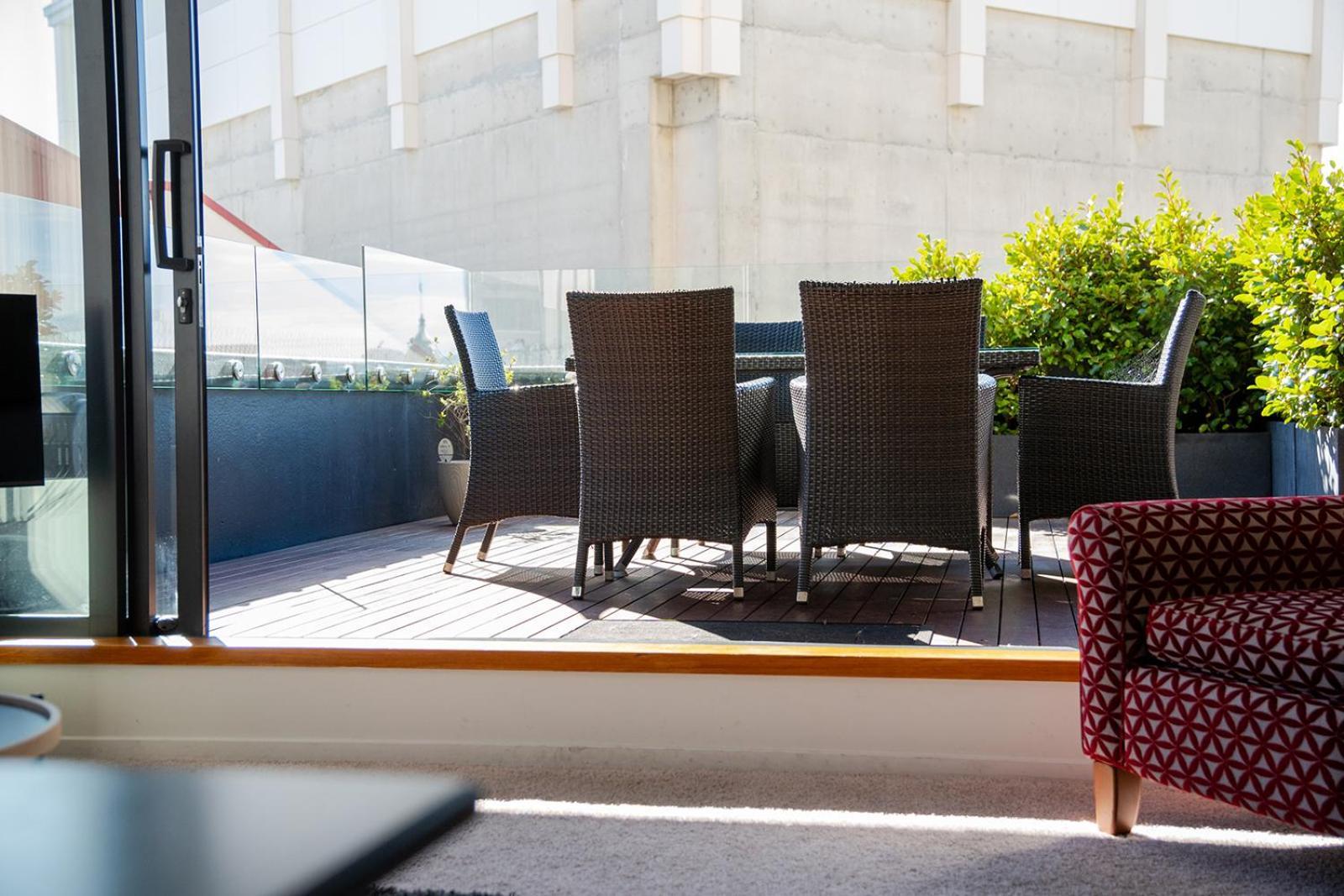 Deluxe Inner-City Apartment On Moray 但尼丁 外观 照片