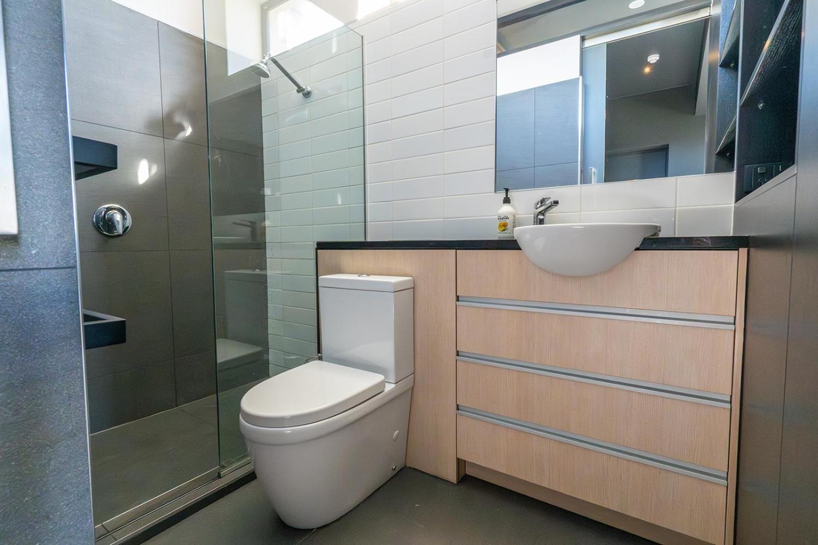 Deluxe Inner-City Apartment On Moray 但尼丁 外观 照片